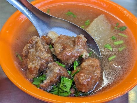 三條路|三條路油飯＆排骨酥湯┃萬華美食。客潮滿爆的宵夜場，市場人都。